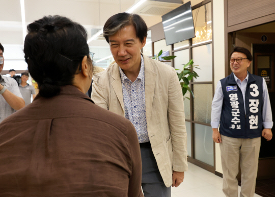 조국 조국혁신당 대표가 지난 19일 전남 영광군 영광읍 한 카페에서 영광 재향군인회 세탁봉사단과 인사하고 있다. [연합뉴스 제공]